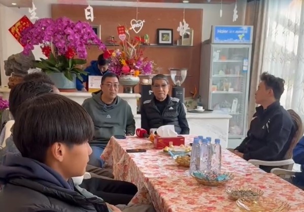  申花董事長谷際慶帶領部分球員，前往崇明基地看望徐根寶指導