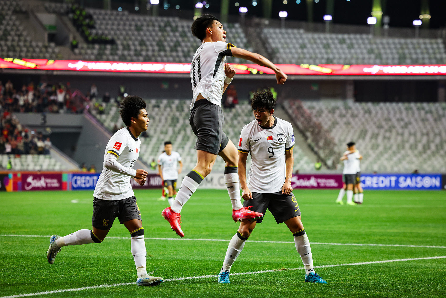  全面壓制！國青半場控球率高達7成，射門比9-3，造對方3張黃牌