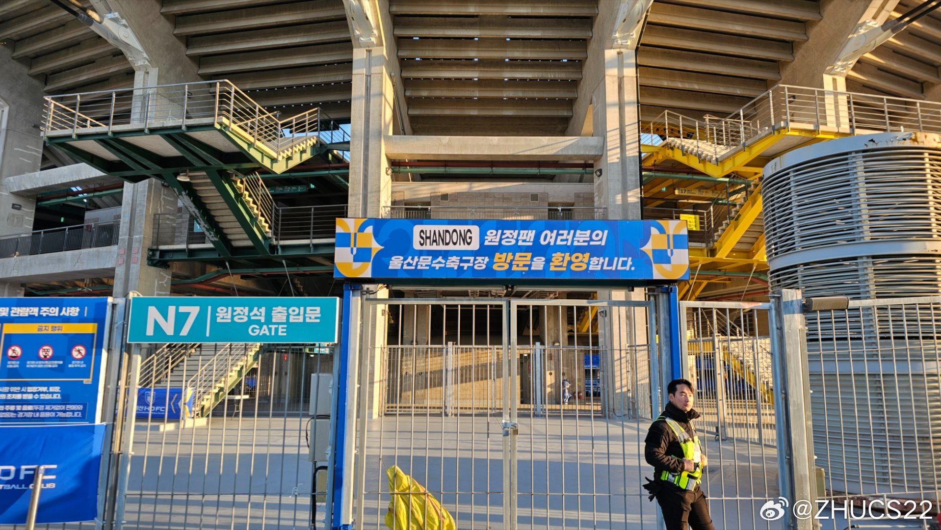  博主：蔚山現(xiàn)場(chǎng)工作人員、轉(zhuǎn)播車(chē)、安保在準(zhǔn)備撤場(chǎng)，場(chǎng)外一片安靜