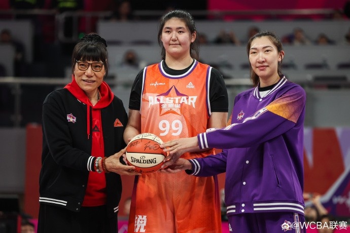  一代代中國女籃長城的傳承！鄭海霞、韓旭、張子宇大合照