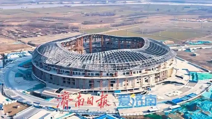  魯媒：戴上1.6萬(wàn)噸“鋼鐵巨冠”，黃河體育中心球場(chǎng)完成屋蓋施工