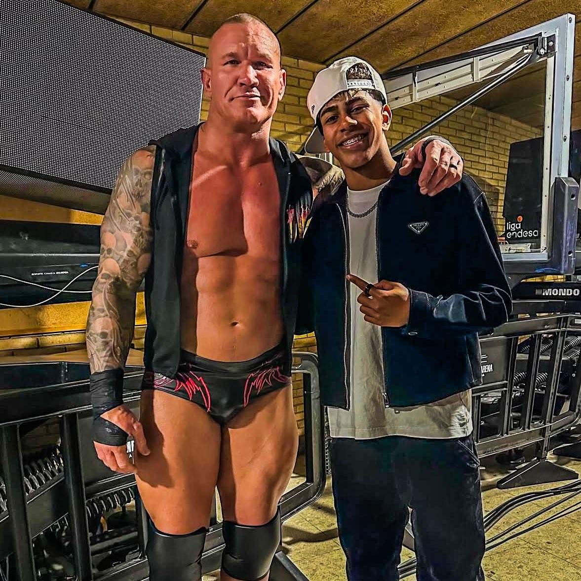  小心RKO！亞馬爾現(xiàn)場觀戰(zhàn)WWE，和奧爾頓、Triple H等合影