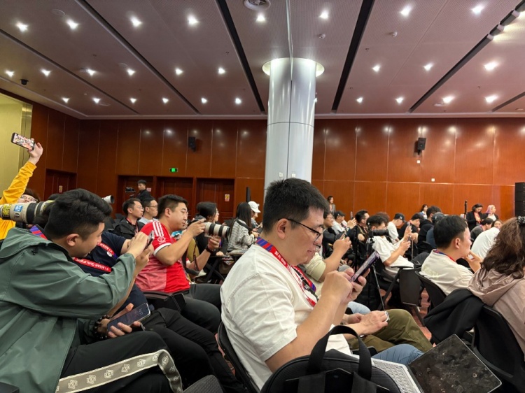  萬(wàn)眾矚目！記者擠滿國(guó)足賽前新聞發(fā)布廳，賽場(chǎng)記者預(yù)計(jì)超300人