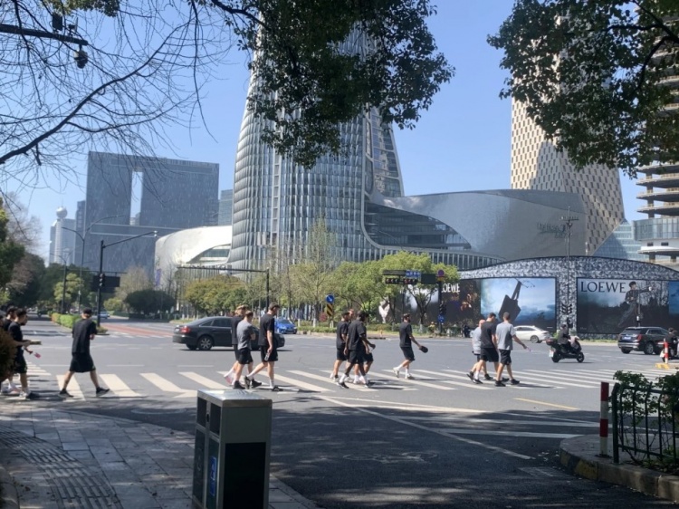  心態(tài)放松，有網(wǎng)友拍到澳大利亞隊早上在萬象城citywalk