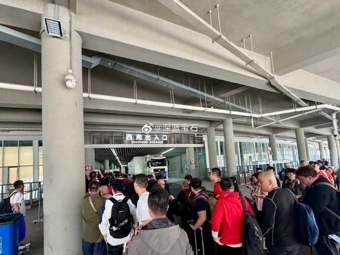  盛況空前！記者曬照：距離中澳之戰(zhàn)還有三小時(shí)，現(xiàn)場(chǎng)記者已超百名